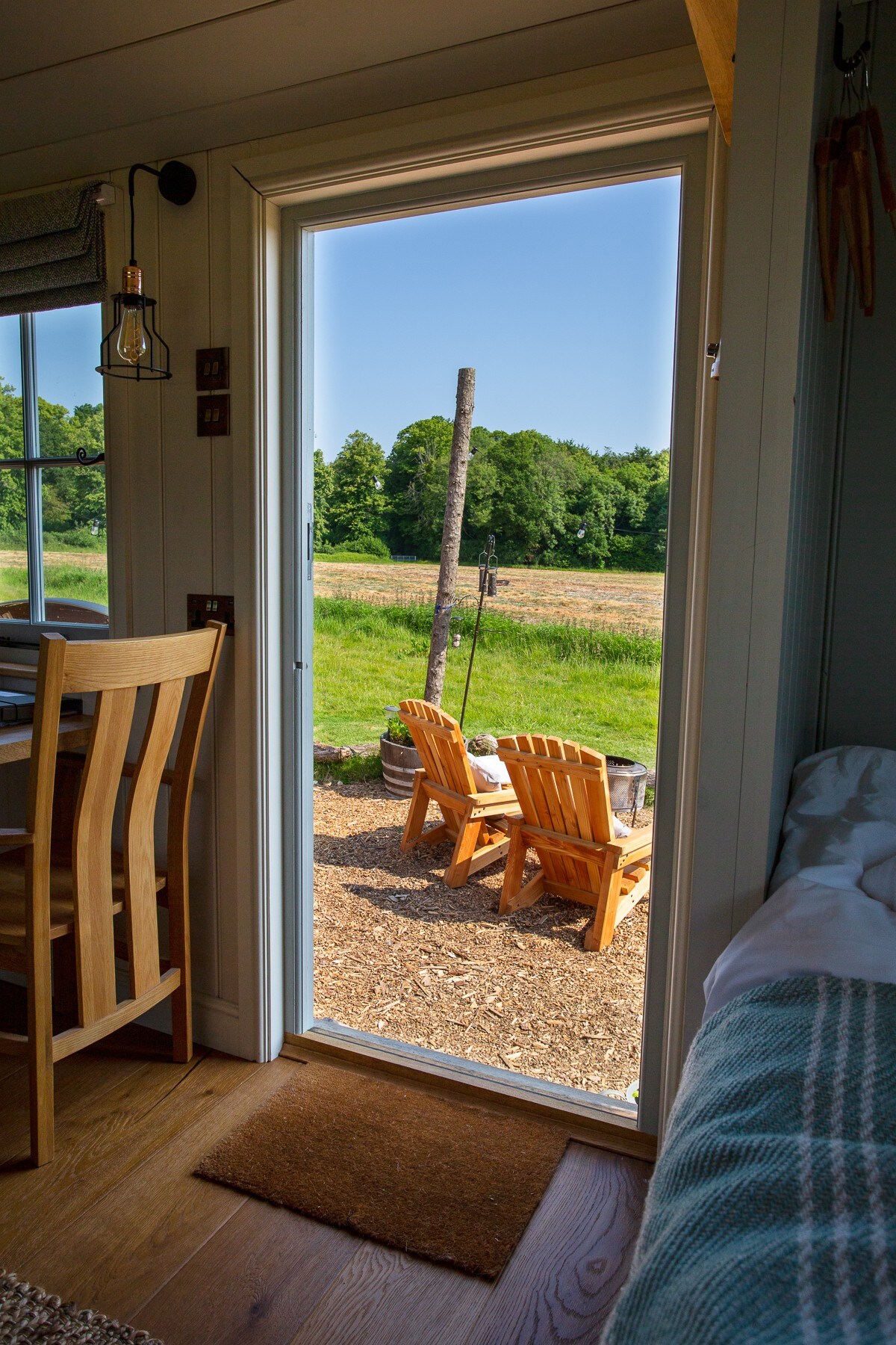 Brambling, luxury shepherd's hut on private estate