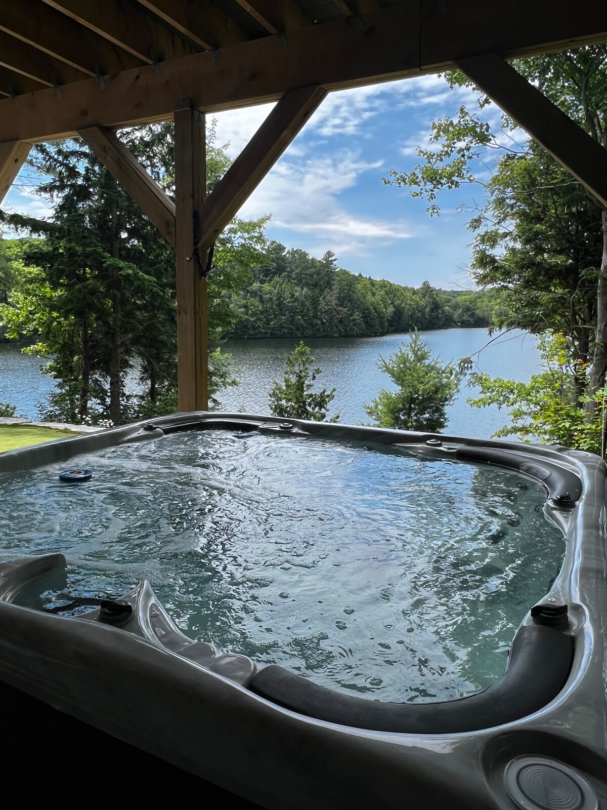 Lakeside Cottage with HOT TUB Spring Special