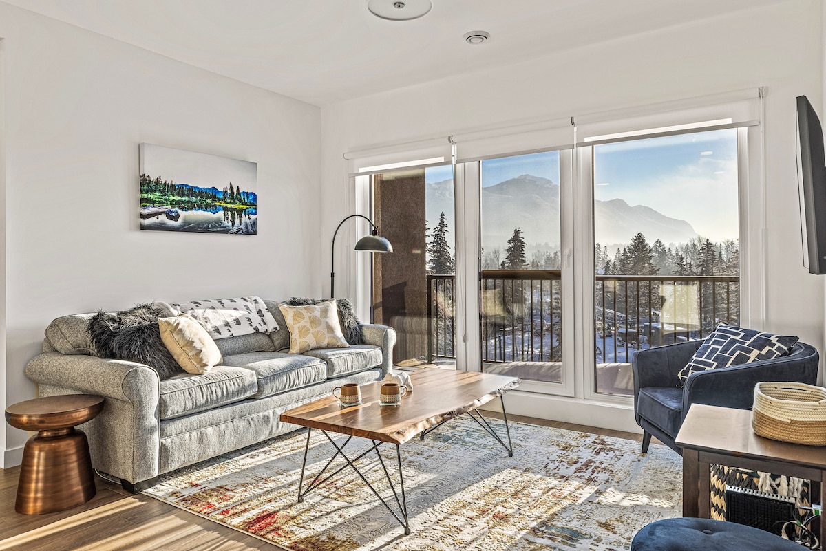 Mountain & River View | 3BR Penthouse in Golden