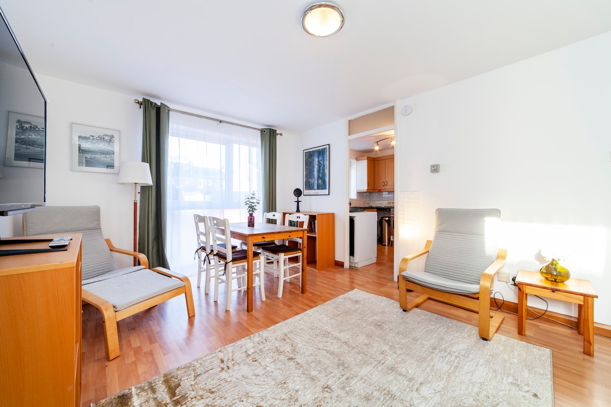 Breathtaking 2BR apt off trendy Chiswick High Road