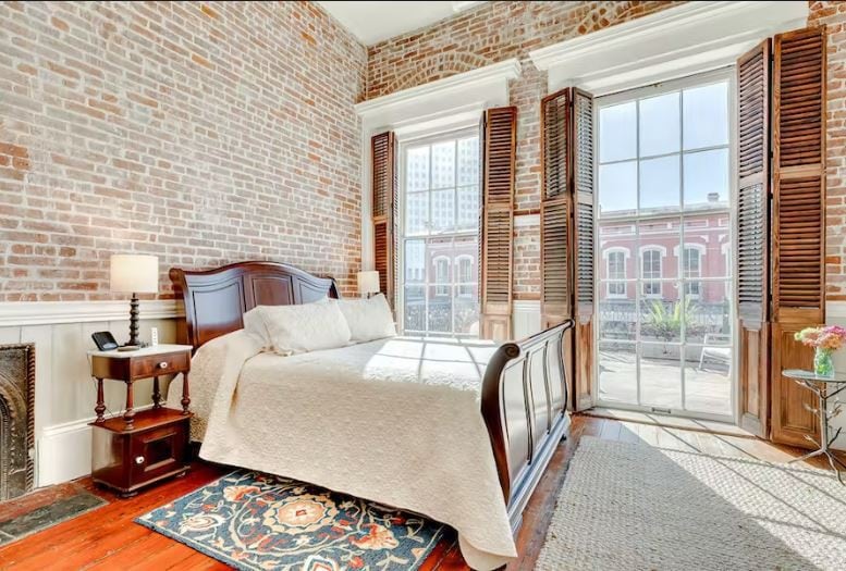 NEW Sleeps 10 Hendley Market Lofts 2nd floor