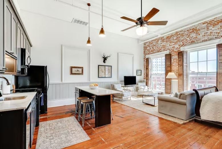 Sleeps 23! Hendley Market Lofts