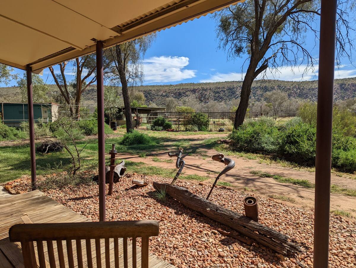 东麦当内尔山脉（ East MacDonnell Ranges ）旁边的宁静木屋