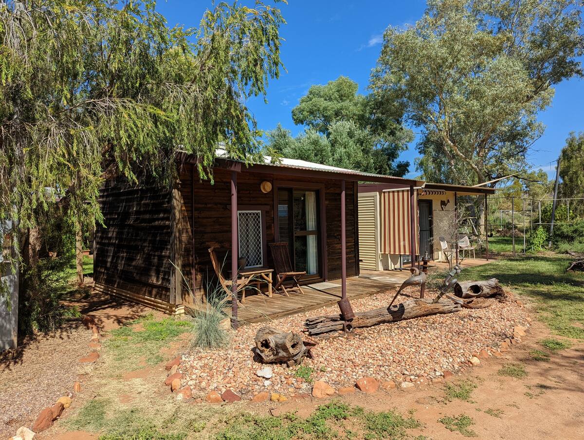 东麦当内尔山脉（ East MacDonnell Ranges ）旁边的宁静木屋