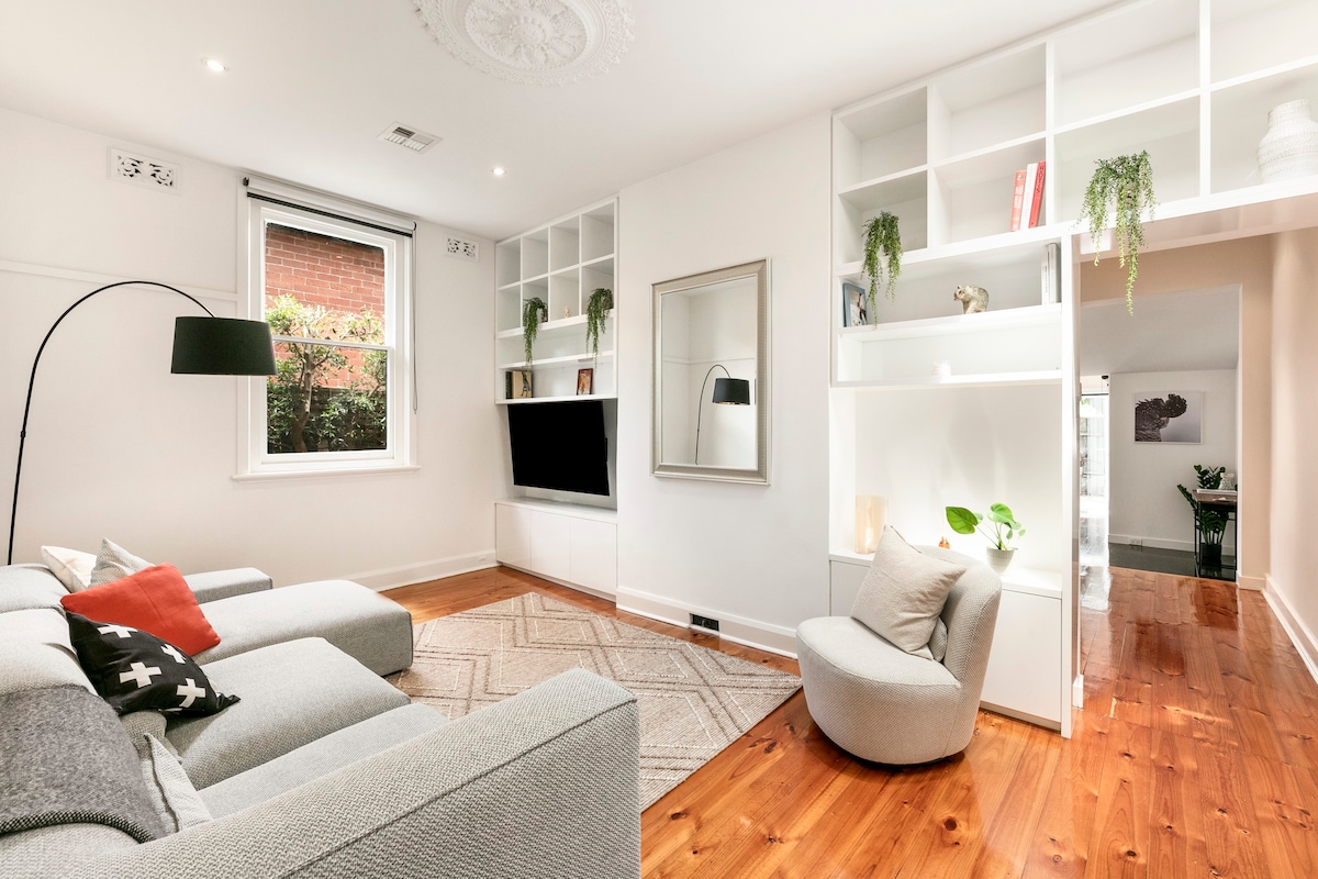 Centrally located 3 bed - St Kilda East - Parking