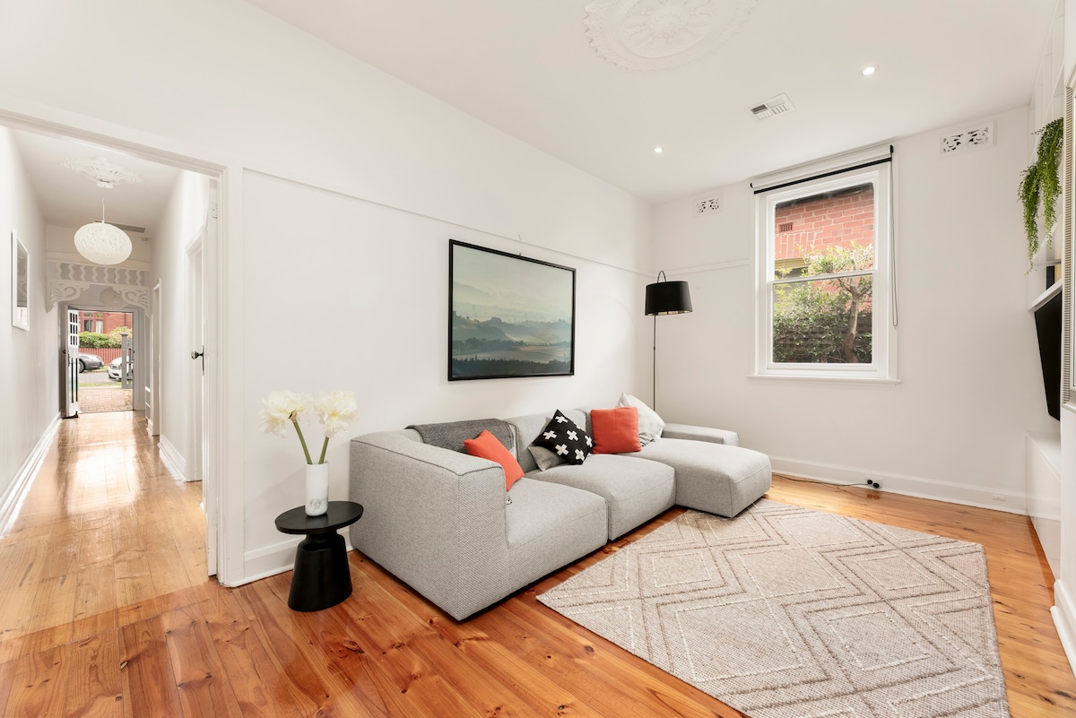 Centrally located 3 bed - St Kilda East - Parking