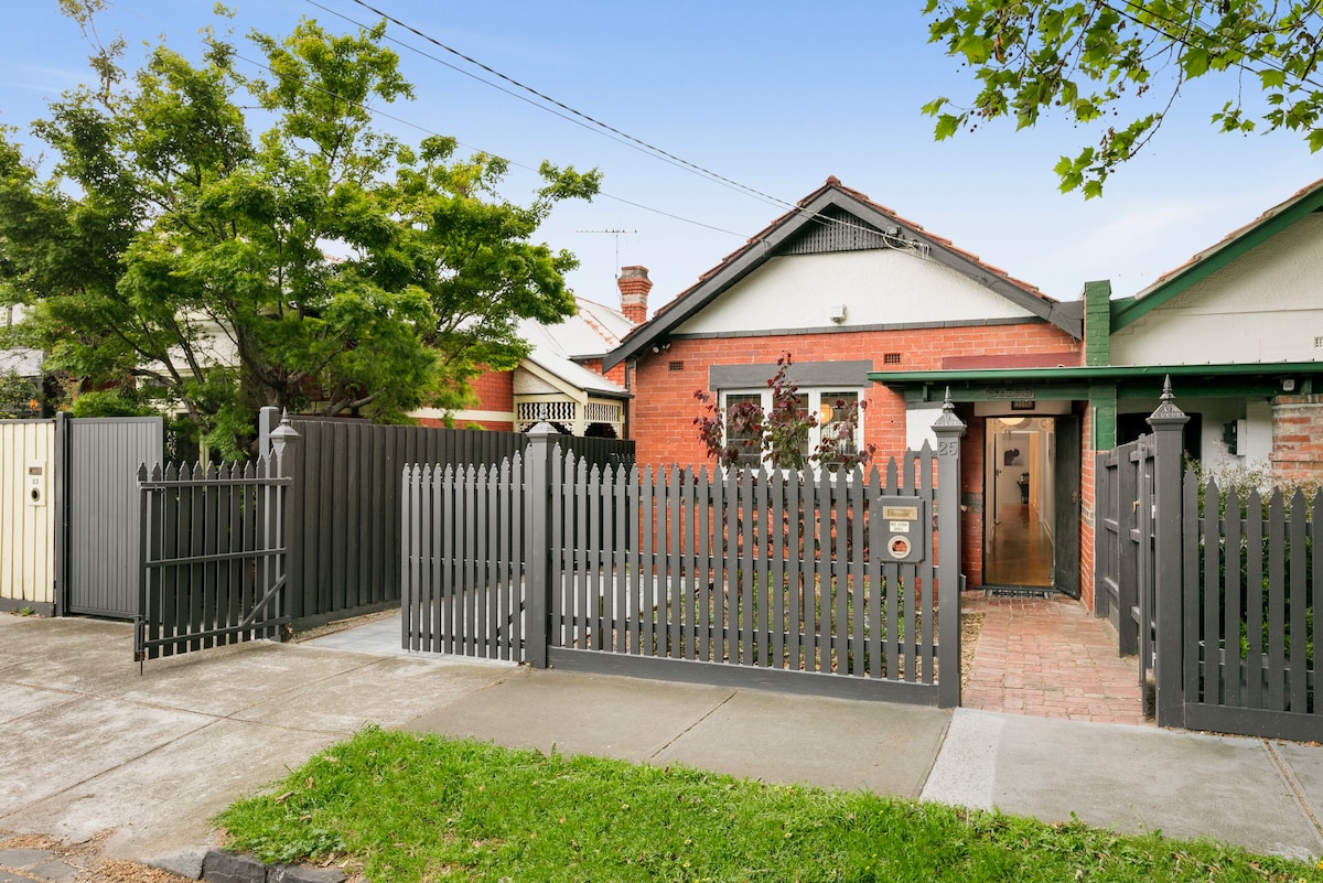 Centrally located 3 bed - St Kilda East - Parking
