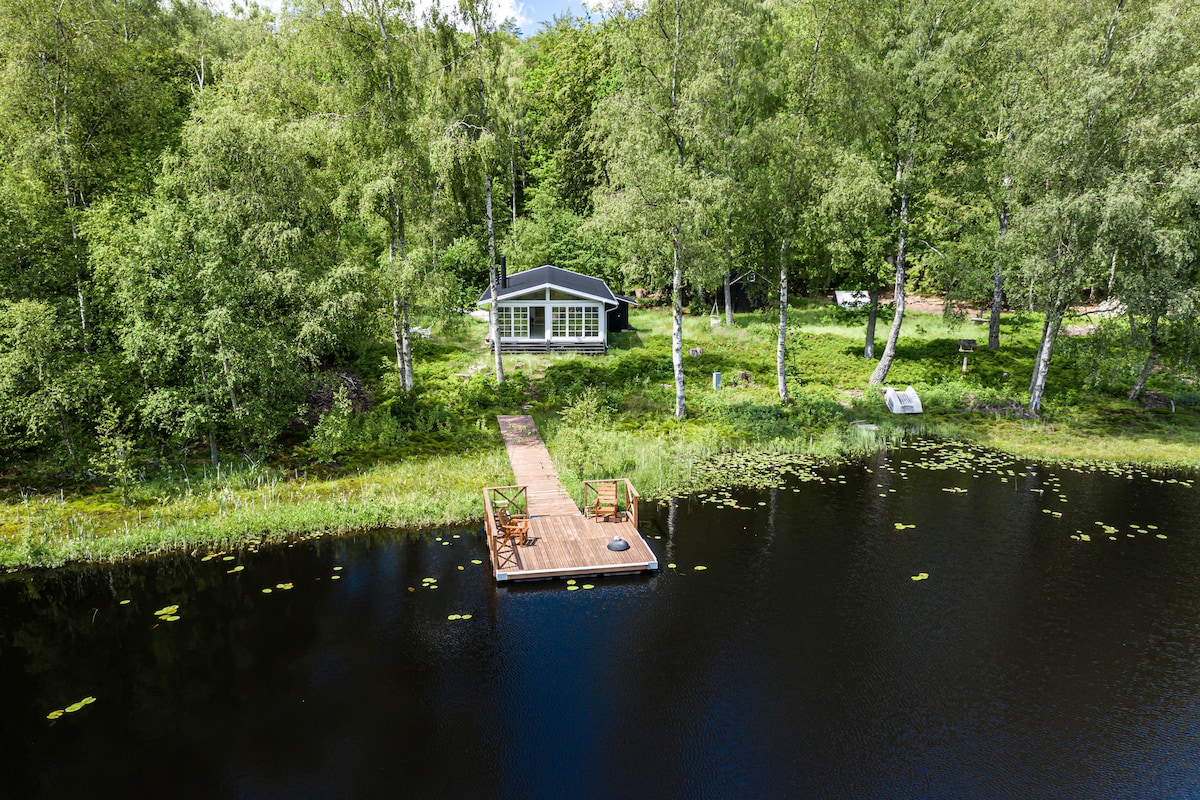 Exclusive lake view cabin in the woods