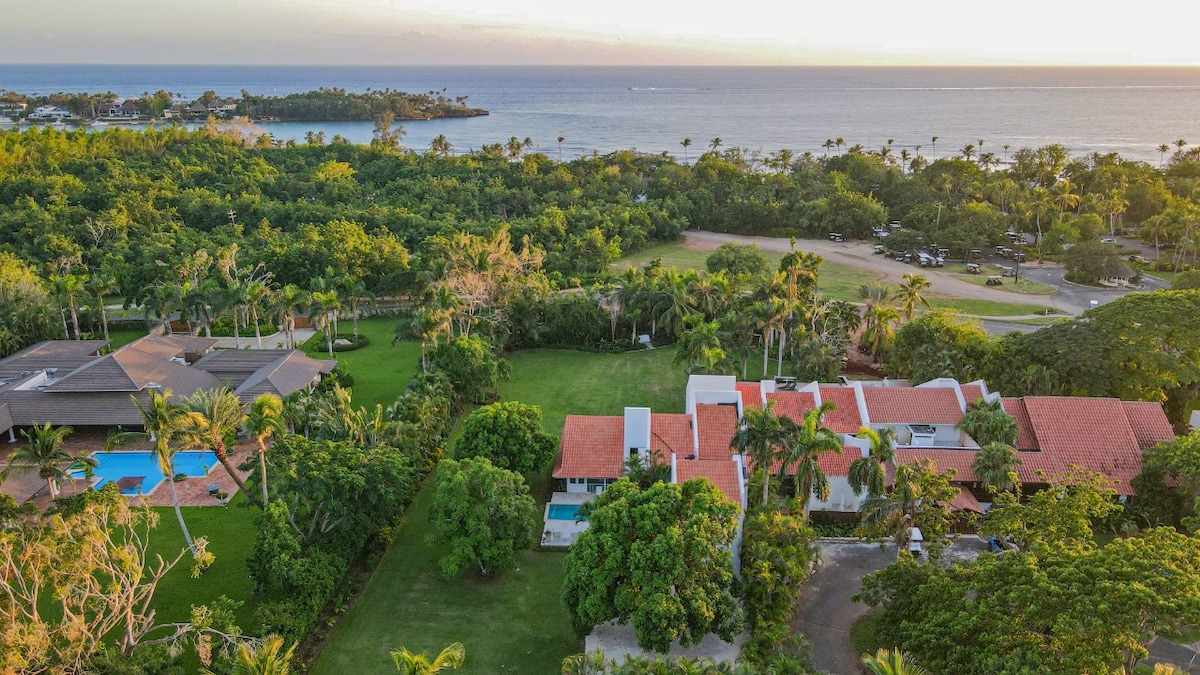 Beach Villa with Pool Steps from Minitas Beach