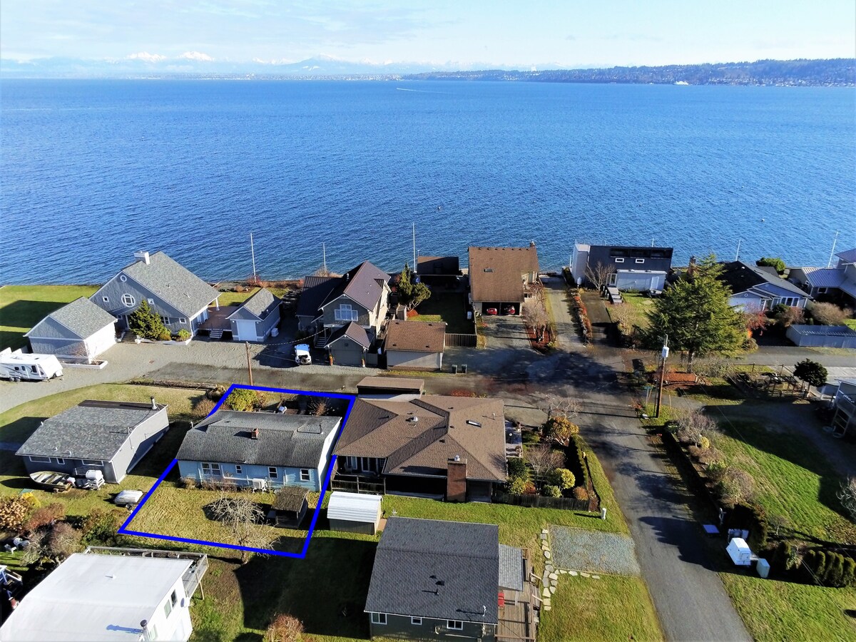 Clinton Home Steps from Beach