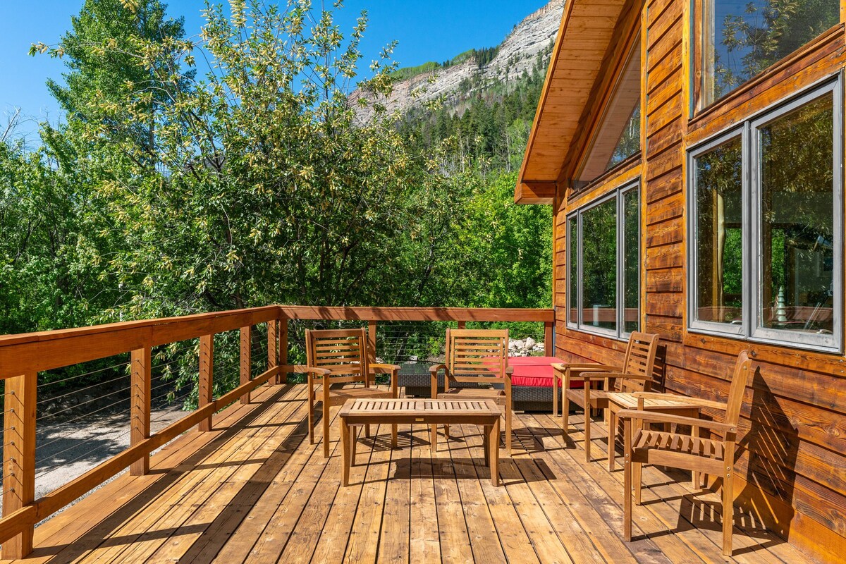 Secluded Mtn home by Purg, Hot Tub, Views! Pets OK