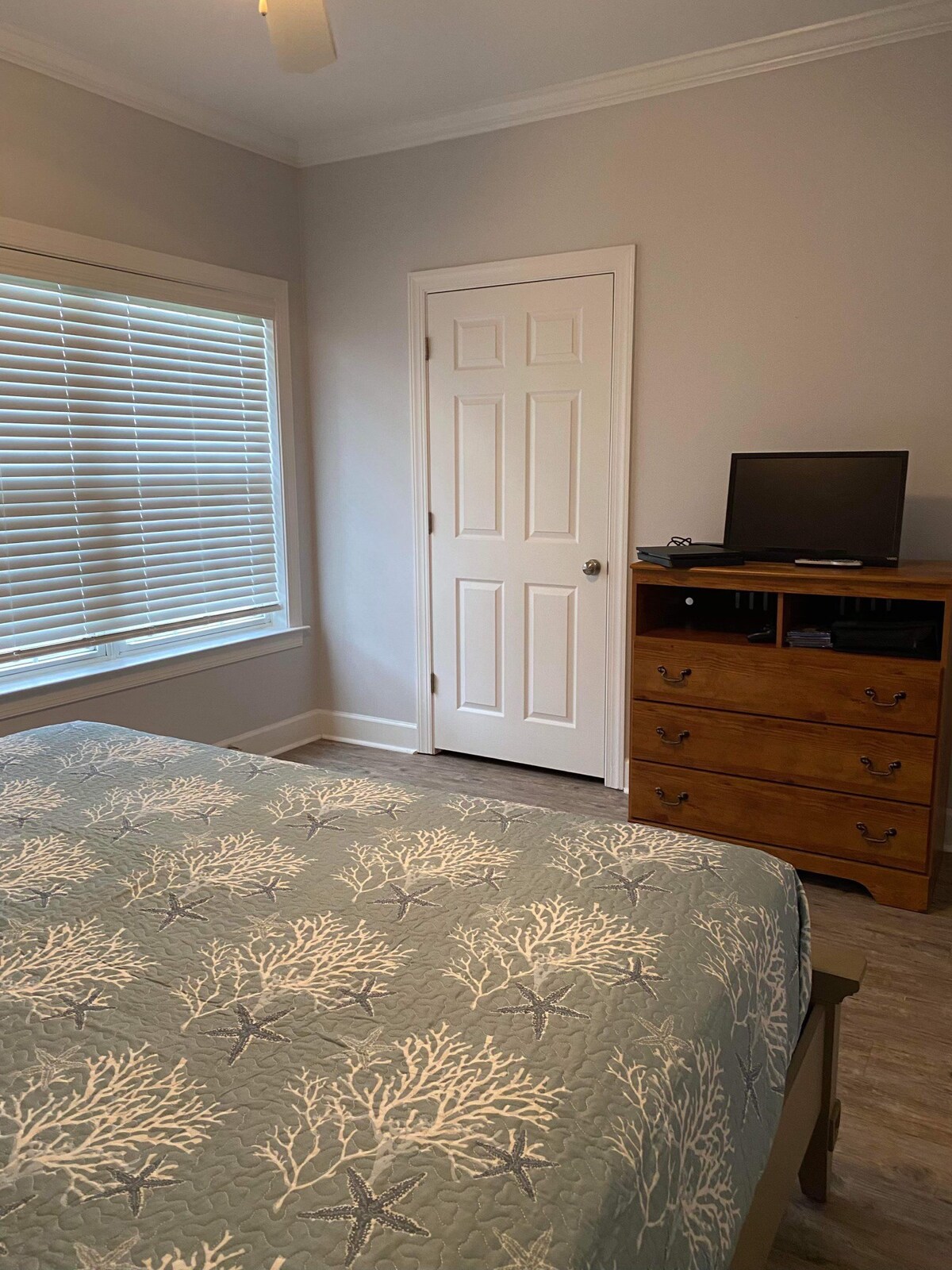 Foley quiet condo with King size master suite