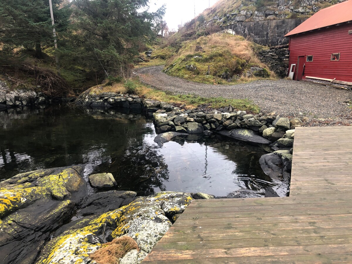 Gårdsleilighet med tilgang til naust/brygge