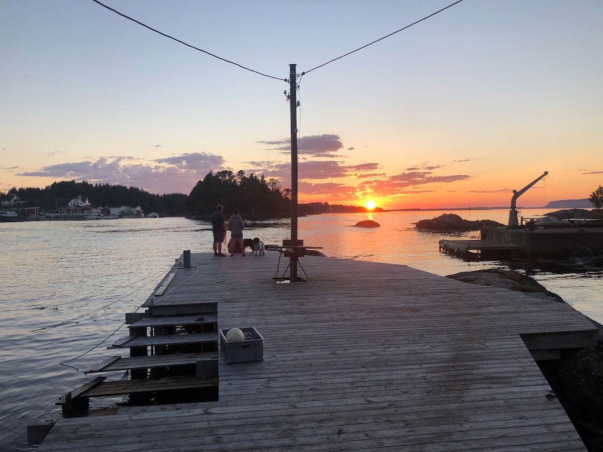 Gårdsleilighet med tilgang til naust/brygge