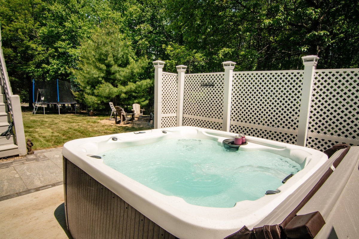 June Sale! Hot Tub! Lake Access! Great Location!