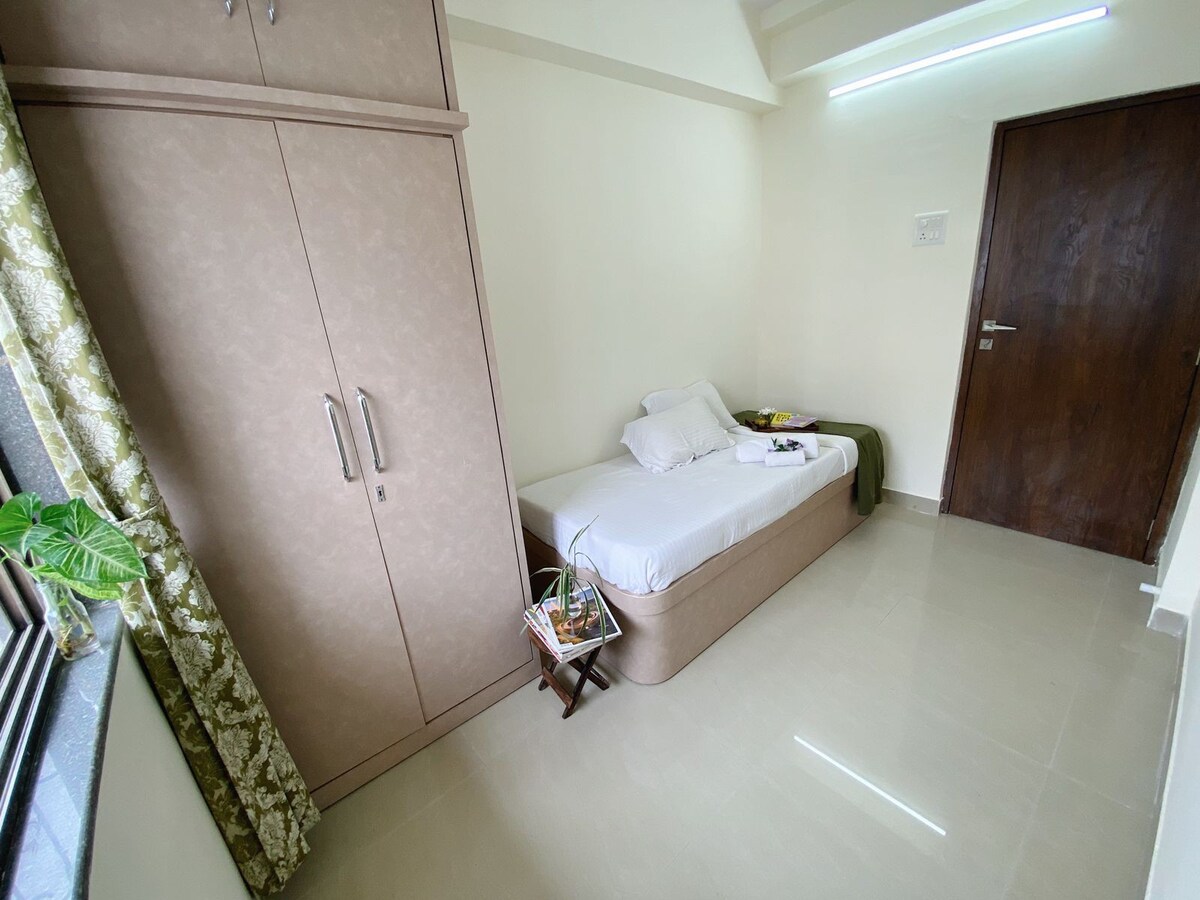 Small Pvt.attached bath Bed&brkfst @BKC from 4BHK