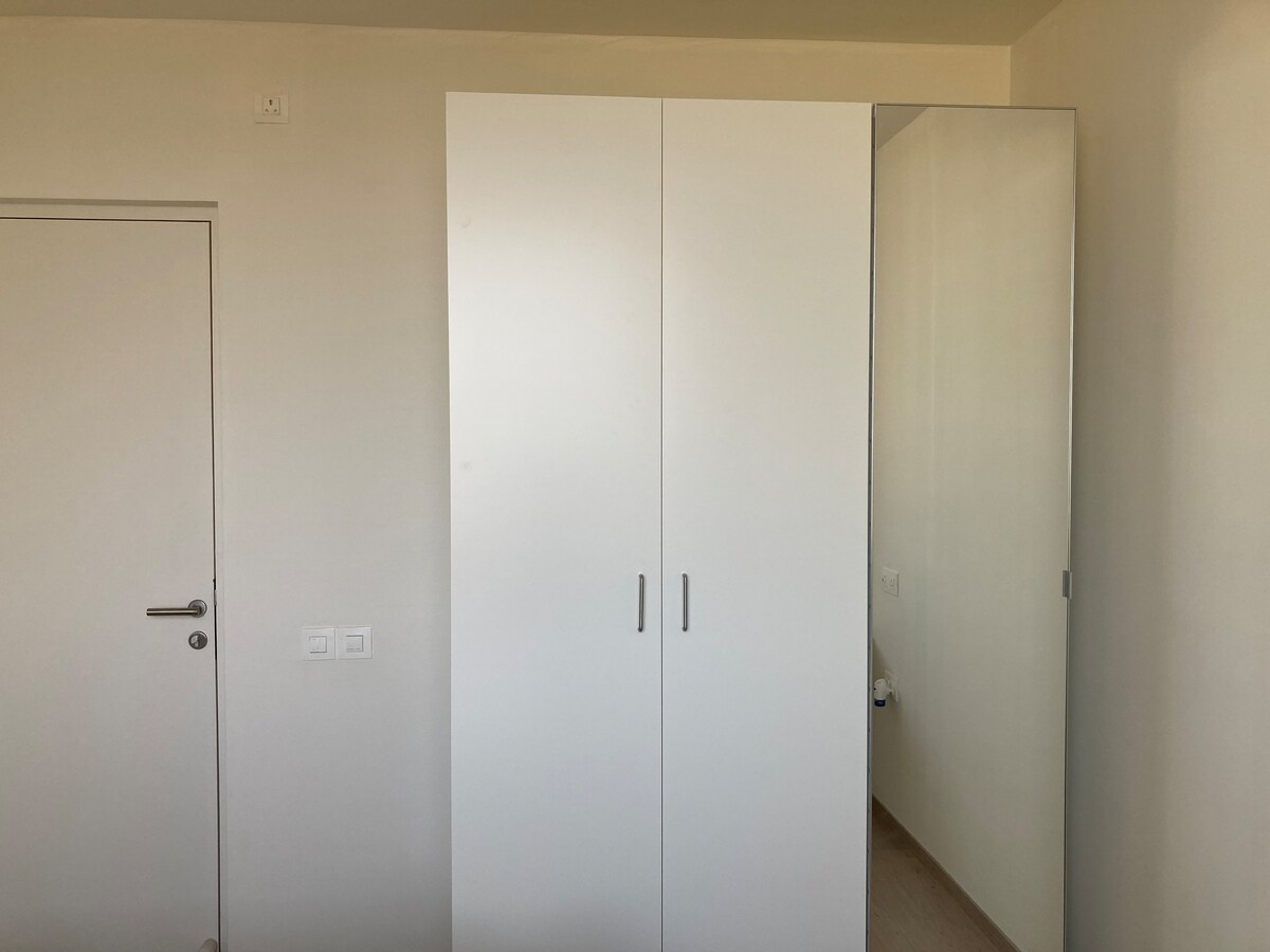 Private room with air conditioning near airport