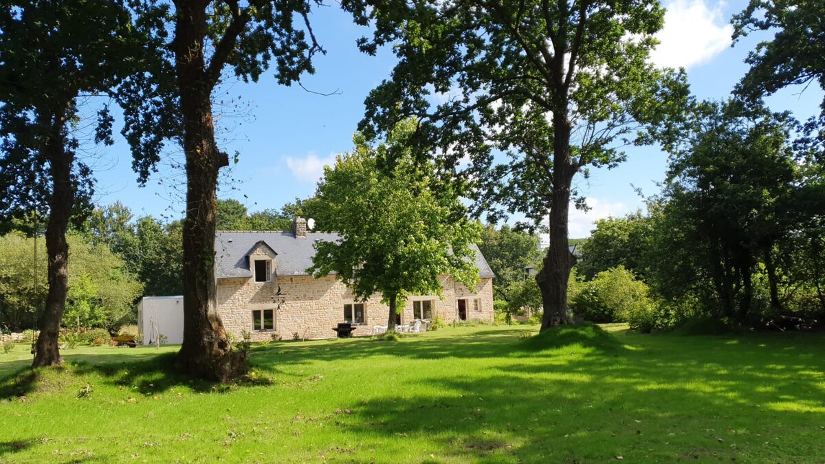 Maison en pierre près de la mer