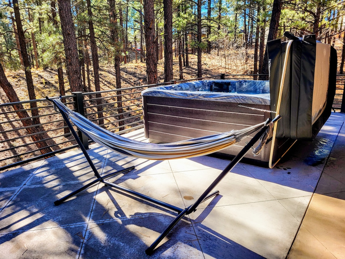 cabin in the pines near downtown Flag w/ hot tub!