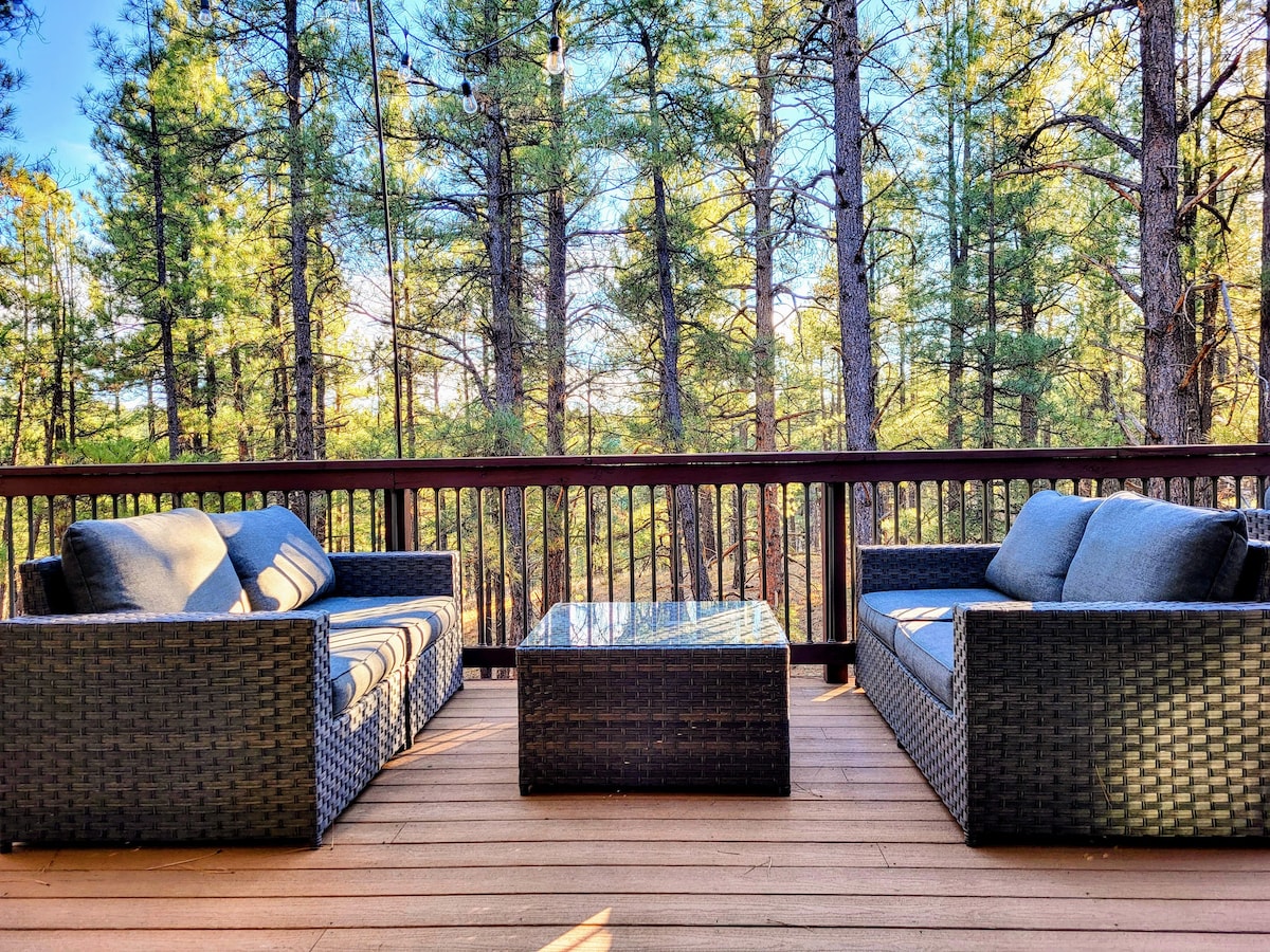 cabin in the pines near downtown Flag w/ hot tub!