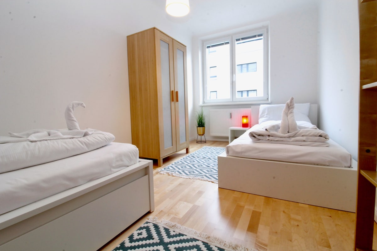 Central Vienna Charm: Comfortable 3-BR Stay