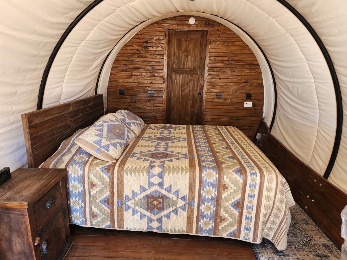 Slumber in a cozy Covered Wagon - (2 ppl)