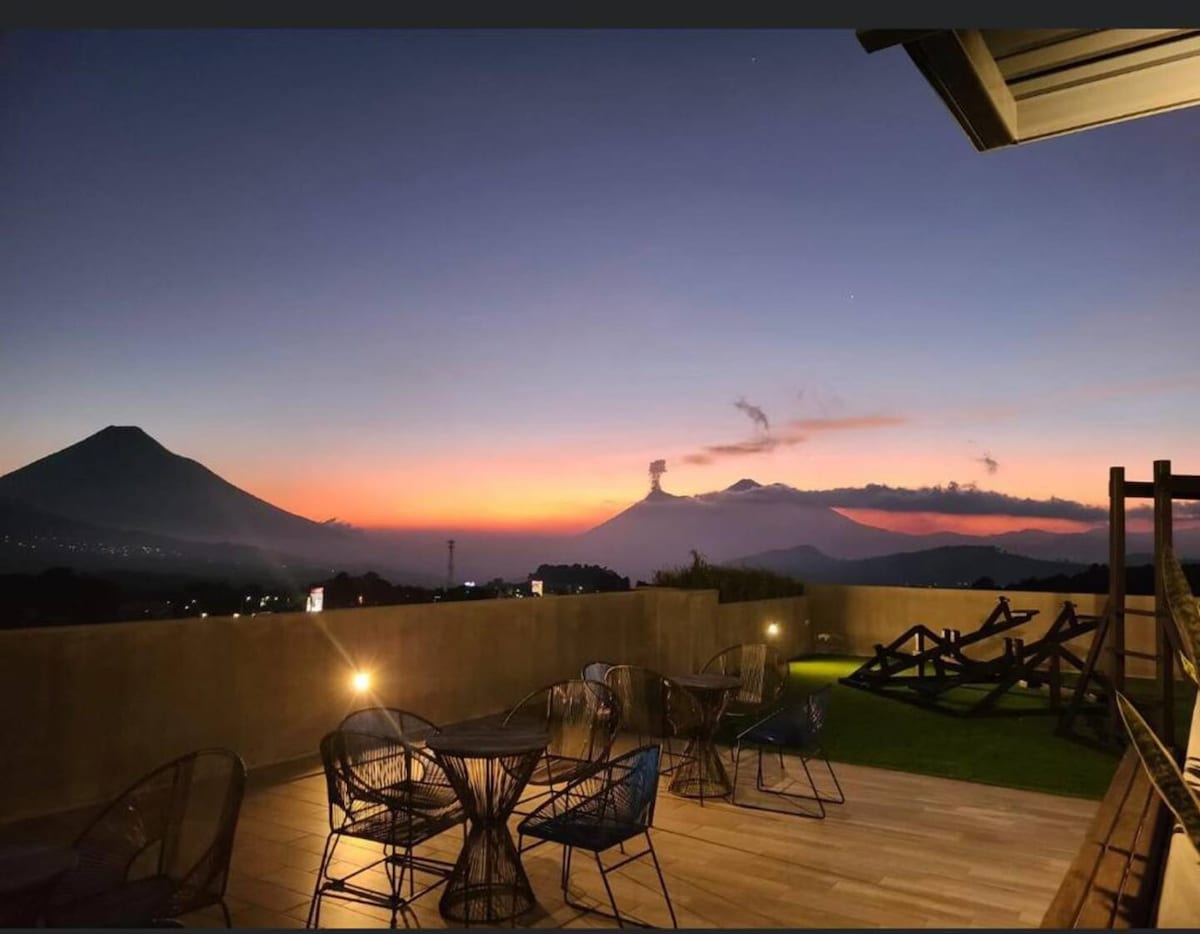 *Antigua rooftop Volcano views, luxury condo*