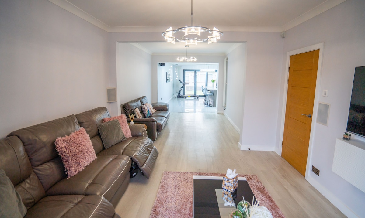 10% off Grand 4 Bed 3 Bath House Romford with Wifi