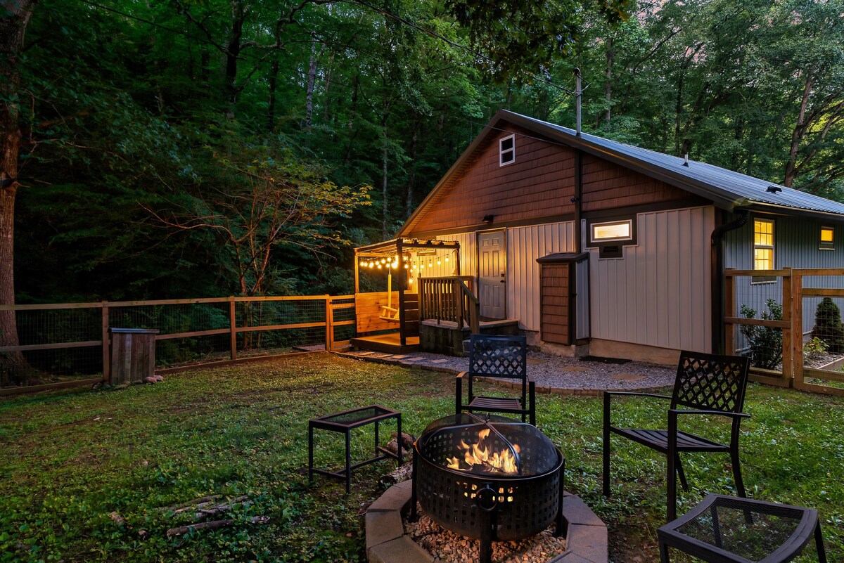 Luxury Cottage w/ lvl2 EV charger & fenced in yard