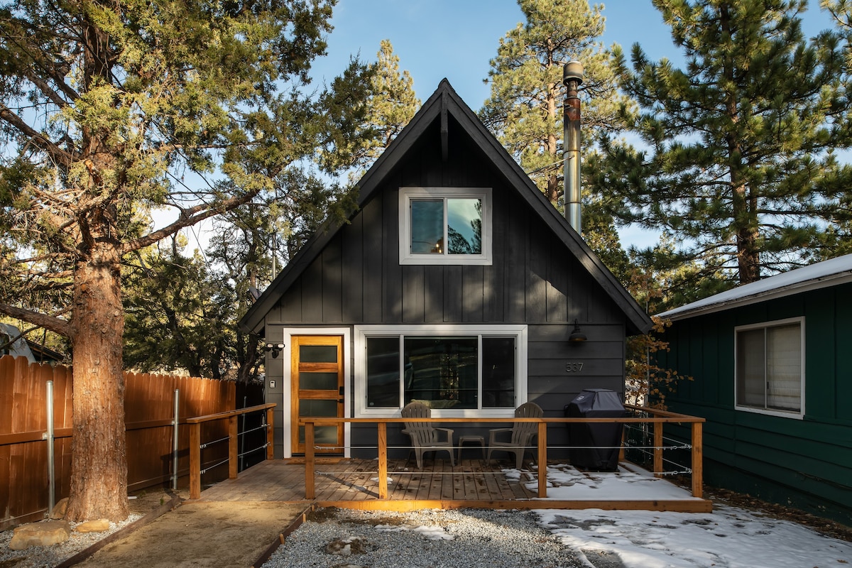 Sugar Bear Lodge | romantic cottage w/hot tub