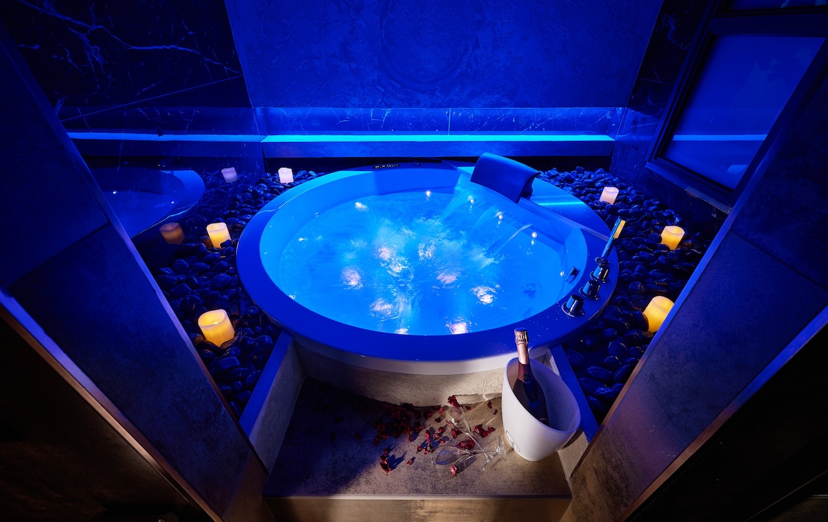 Mamaco | Splendid room with whirlpool tub