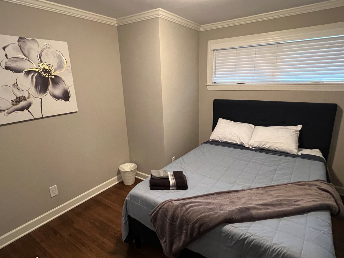 Modern room, 6 min -> Uptown