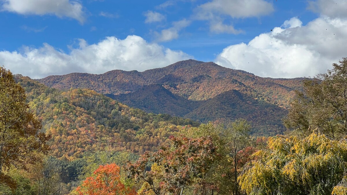 Serene Mountain Views-Golf, Hike, Relax