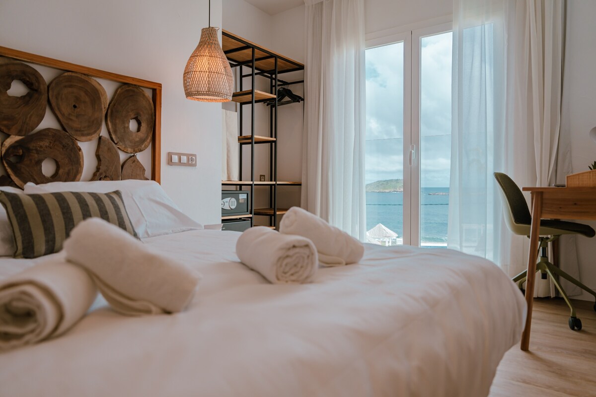 Newly designed private room with sea views - Ibiza