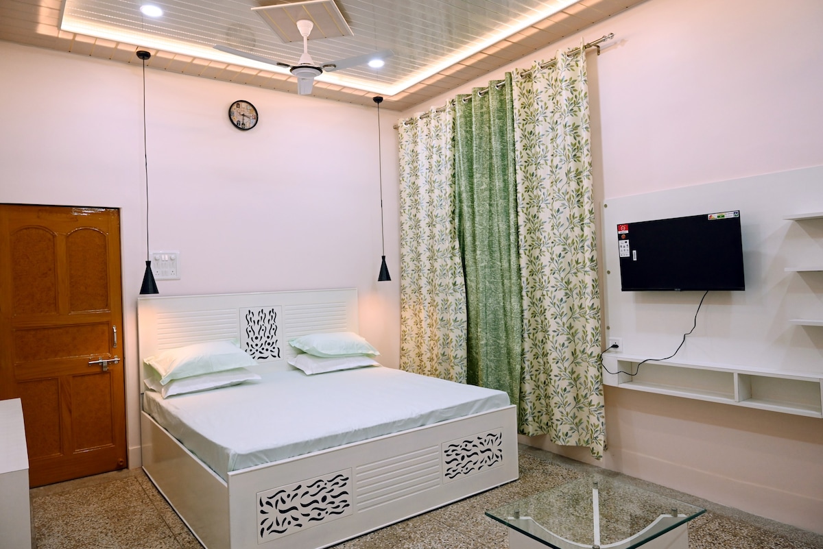 Apartment in Varanasi by Madhi Basera