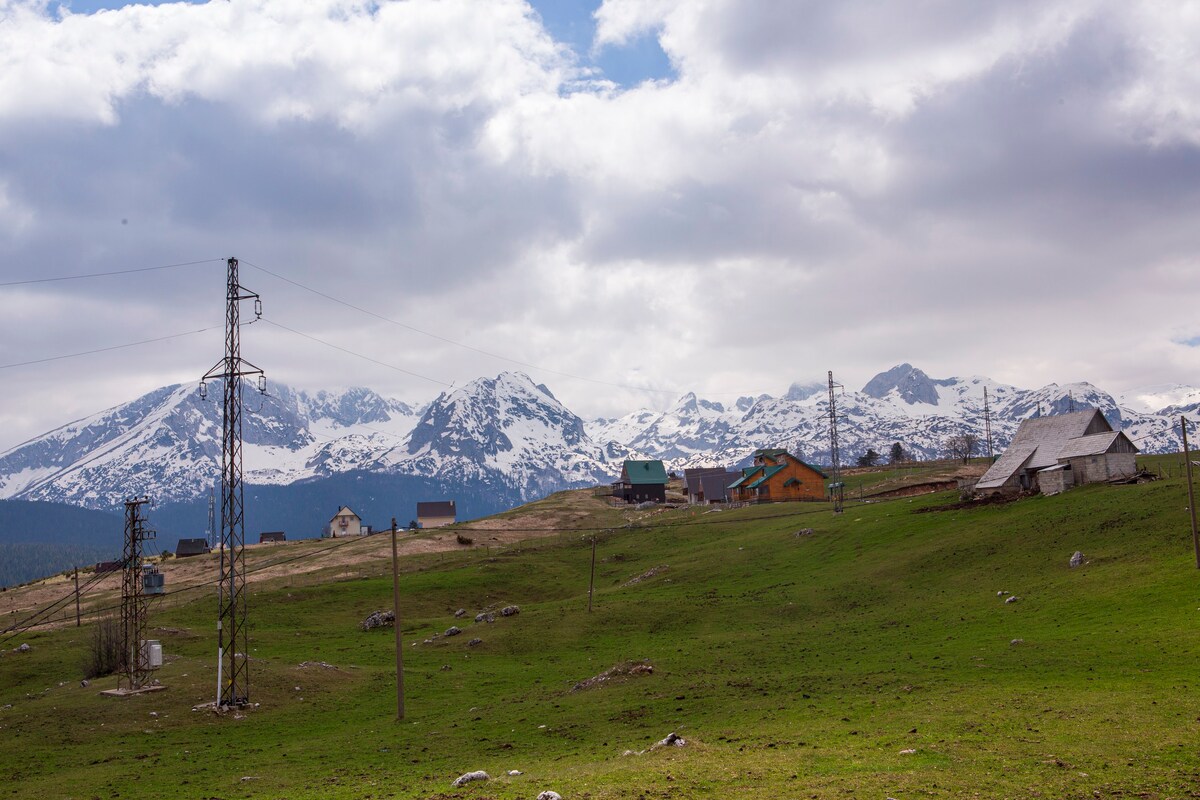 Zabljak的高山单间公寓度假胜地