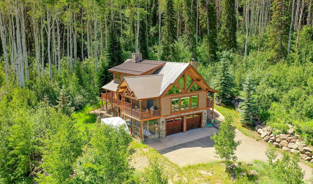 Luxurious mountain cabin. Sleeps 6