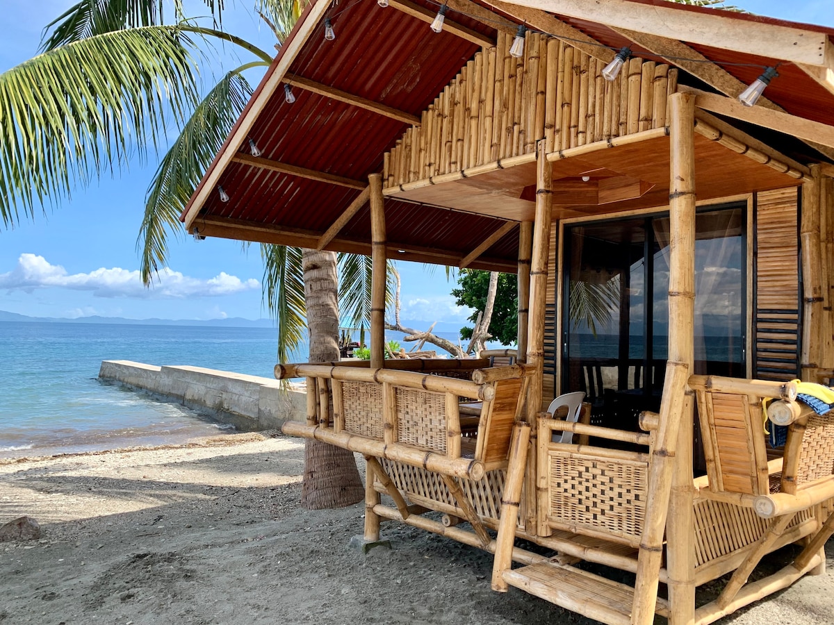 Cozy beachfront bamboo cabin (air-conditioned) I