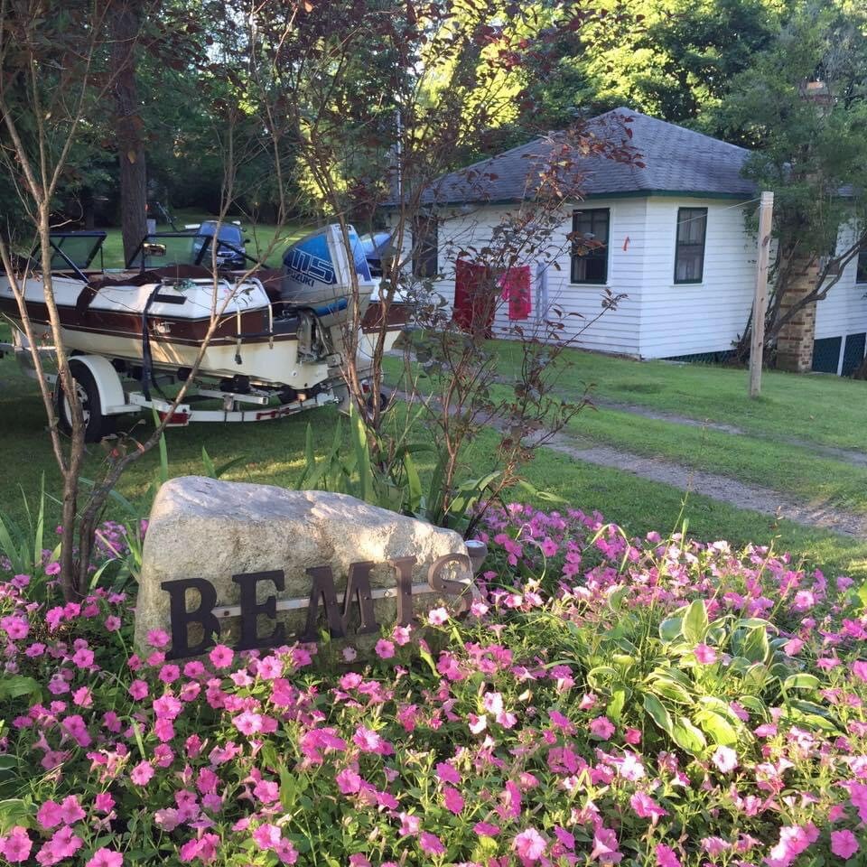 Peaceful cottages on Long Lake w/ beach & fire pit