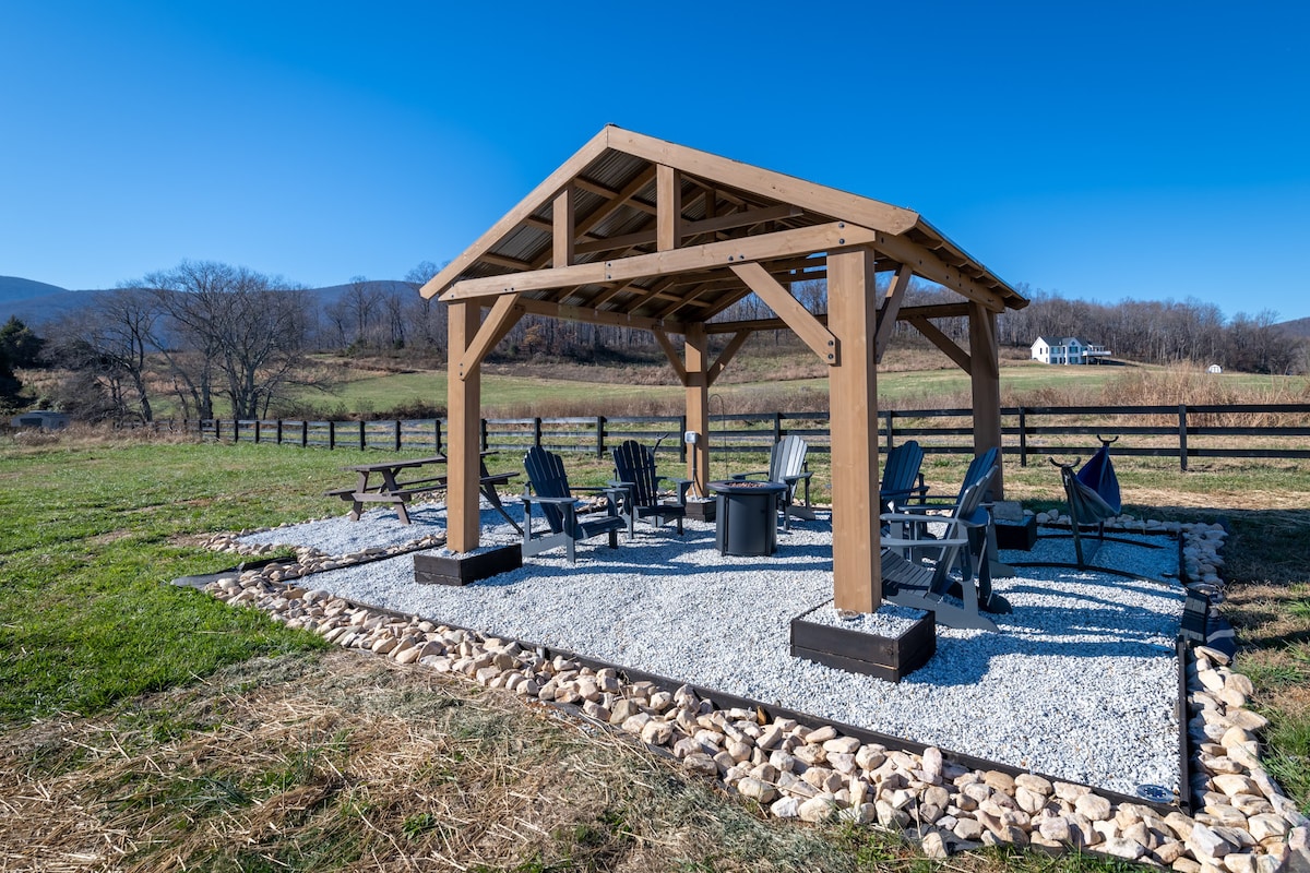 Cozy Mountain Cottage on Brew/Wine Trail-King Bed