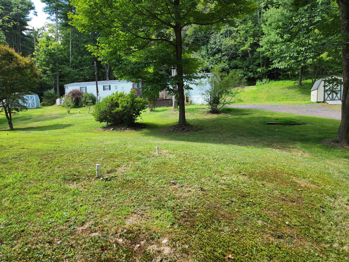 Cheerful, 3 Bedroom home with fire pit!