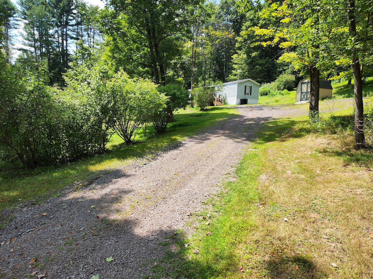 Cheerful, 3 Bedroom home with fire pit!