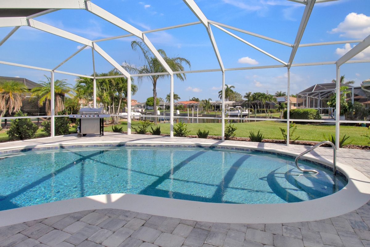 Spotless 3-bedroom Waterfront Home. Heated pool.