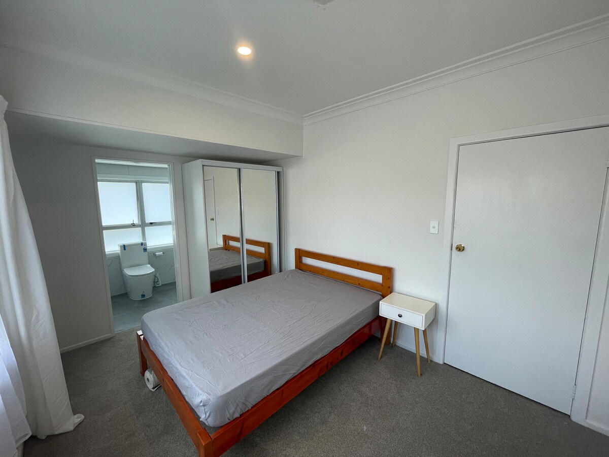 Ellerslie Newly Renovated Sunny Master En-suite