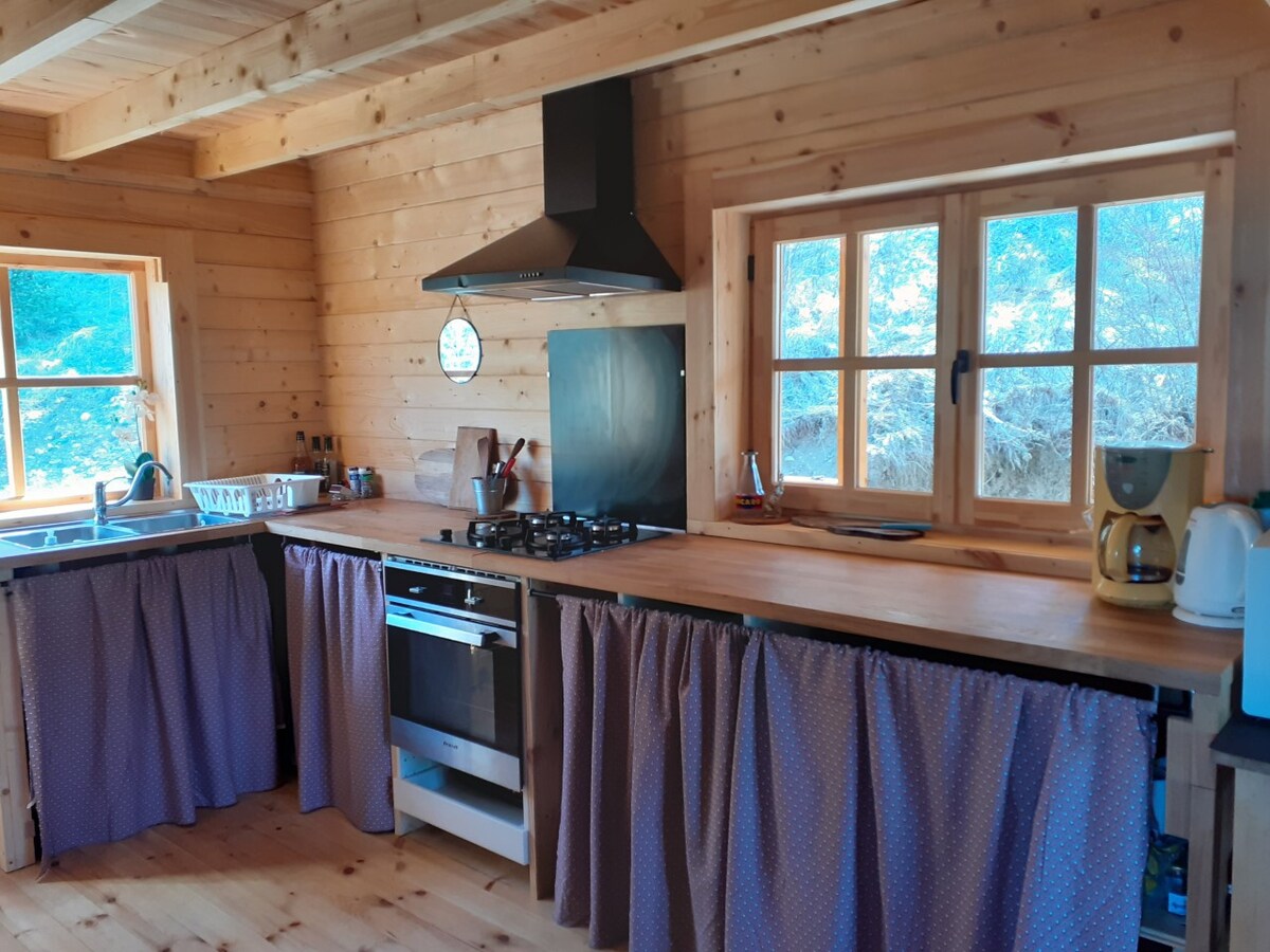 大型度假木屋，可容纳6人，位于安静的区域，距离滑雪胜地4公里