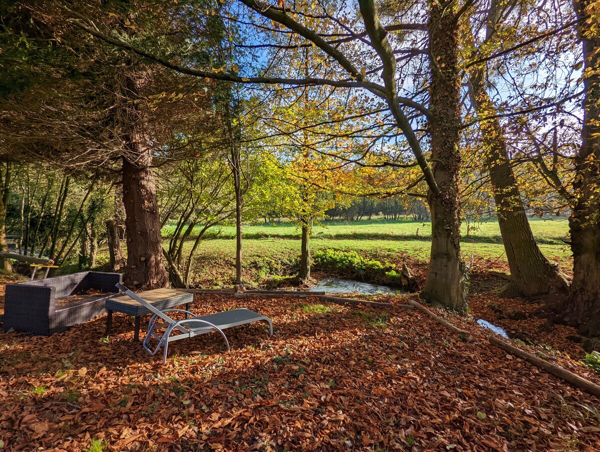 Longère avec jardin et rivière