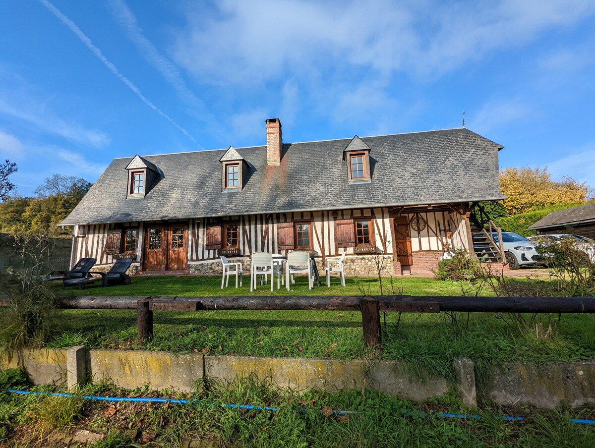 Longère avec jardin et rivière