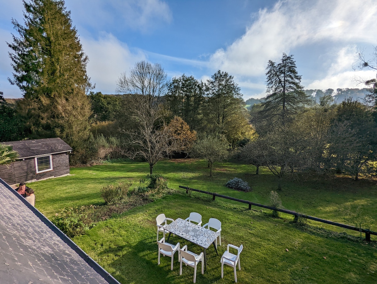 Longère avec jardin et rivière