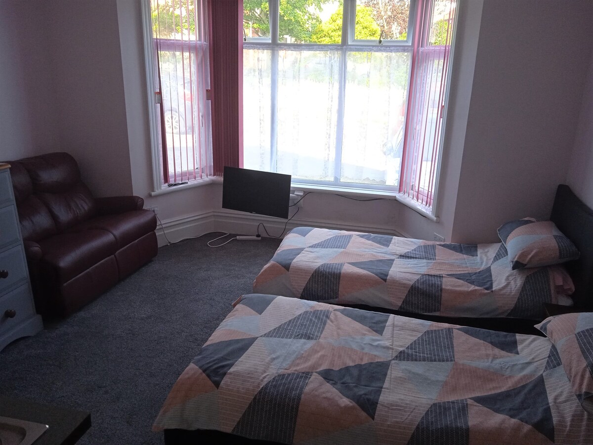 £89 night Studio park free g. floor 250 mtrs beach