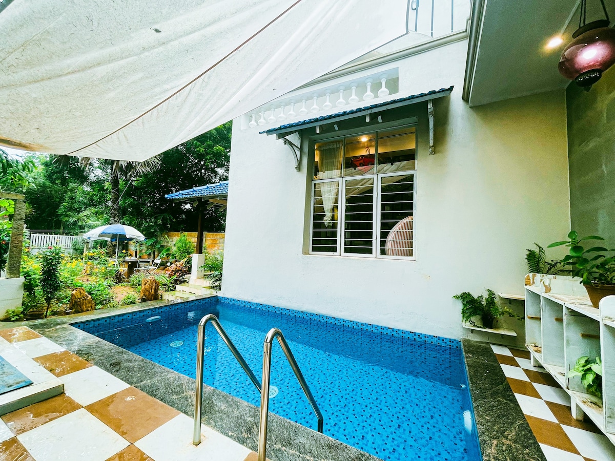 Serene Couple Stay With A Pool!